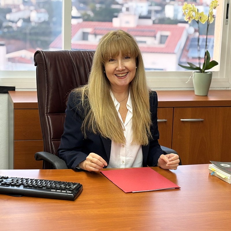 Es la Silvia Vidal sentada en su despacho y con una sonrisa amable